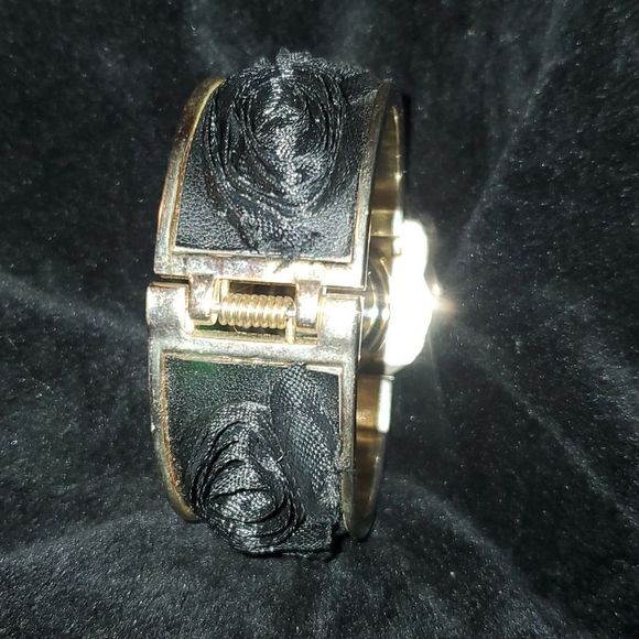 SANRIO HK1727J Hello Kitty Hidden Watch Goldtone Black Roses Bangle Bracelet - Picture 8 of 8